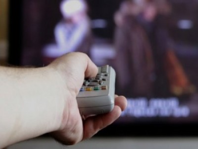 TV aberta e internet são principal fonte de informação e entretenimento de quem mora sozinho, mostra